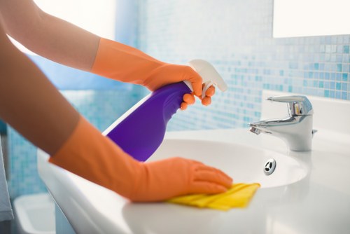Bathroom deep cleaning as part of move out cleaning in SW4